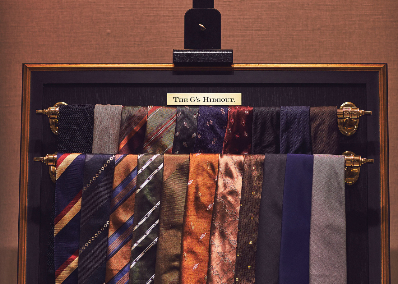 ネイビー・レッド・ブラウン・グリーンなどのアットヴァンヌッチ（Atto Vannucci）のネクタイを買い付けております。オーダースーツ・オーダーシャツなどメンズスタイルで欠かせないアイテムをザ・ジーズ・ハイドアウトで取りそろえております。