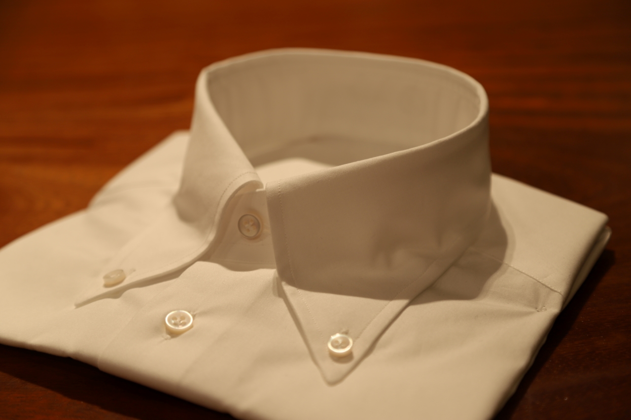 THE G'S HIDEOUT.別注のボリエッロ（BORRIELLO）のボタンダウンのシャツのご紹介。ボタンダウンのシャツはスーツに合わせる事でカジュアルなスタイルを演出します。