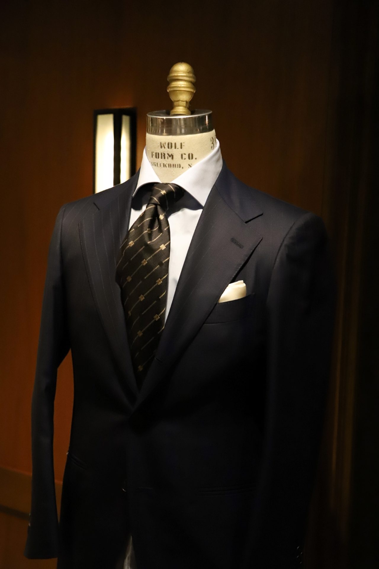 ボリエッロ（BORRIELLO）のネイビーのオーダーシャツとネイビーのオーダースーツ、アット ヴァンヌッチAtto Vannucci）のネクタイを合わせたコーディネートです。スーツはTHE G'S HIDEOUT.オリジナルの1着です。