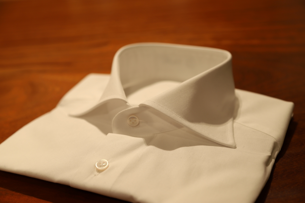 THE G'S HIDEOUT.別注のボリエッロ（BORRIELLO）のセミワイドカラーのシャツのご紹介。セミワイドカラーのシャツはスーツに合わせる事でスタイリッシュな印象を演出します。